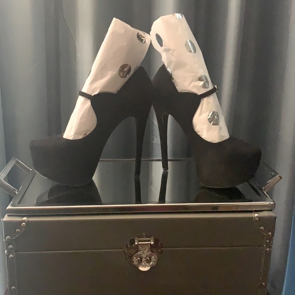 JustFab Black Velvet Platform Mary Jane’s NEW! - Picture 2 of 5